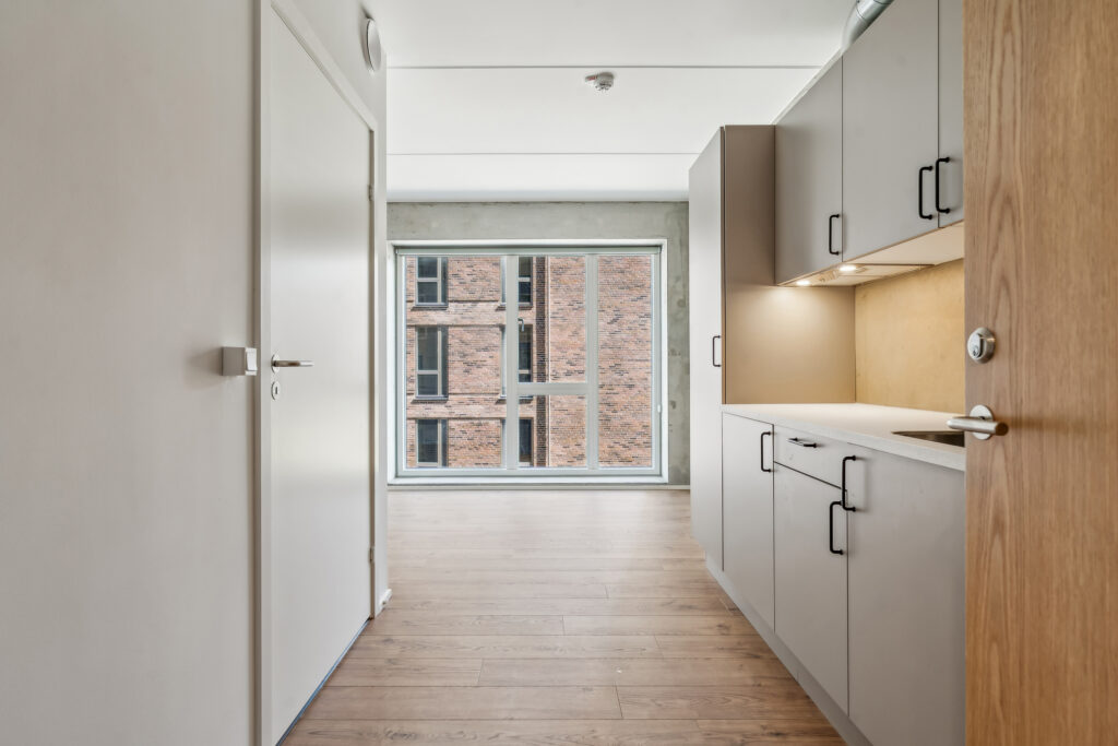 B2B Studio One Empty Apartment 2